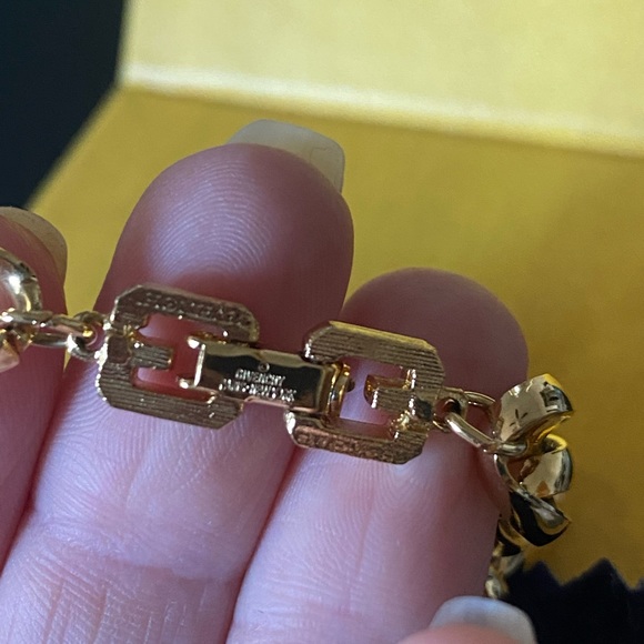 SOLD elsewhere AUTHENTIC GIVENCHY Interlocking Gold GG Logo Necklace - Picture 3 of 6